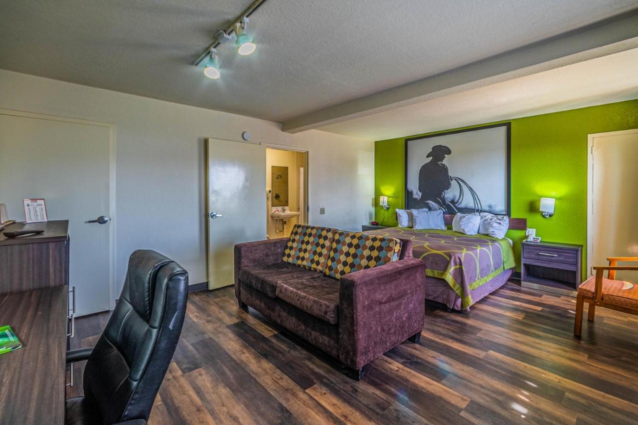 Hotel Super 8 By Wyndham Airport