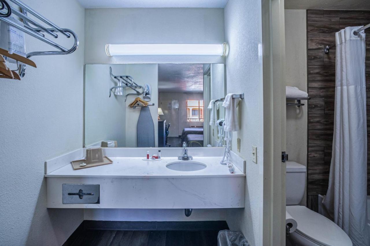 Super 8 By Wyndham Airport Hotel 2*