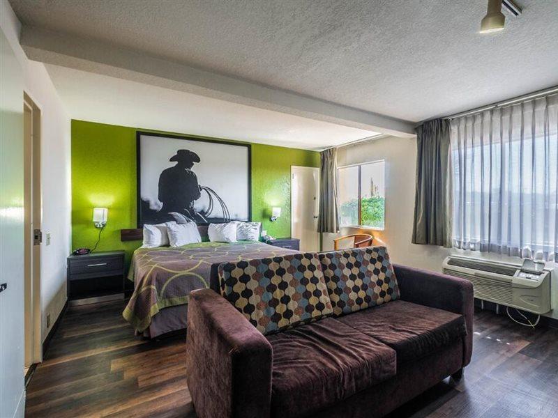 Hotel Super 8 By Wyndham Airport