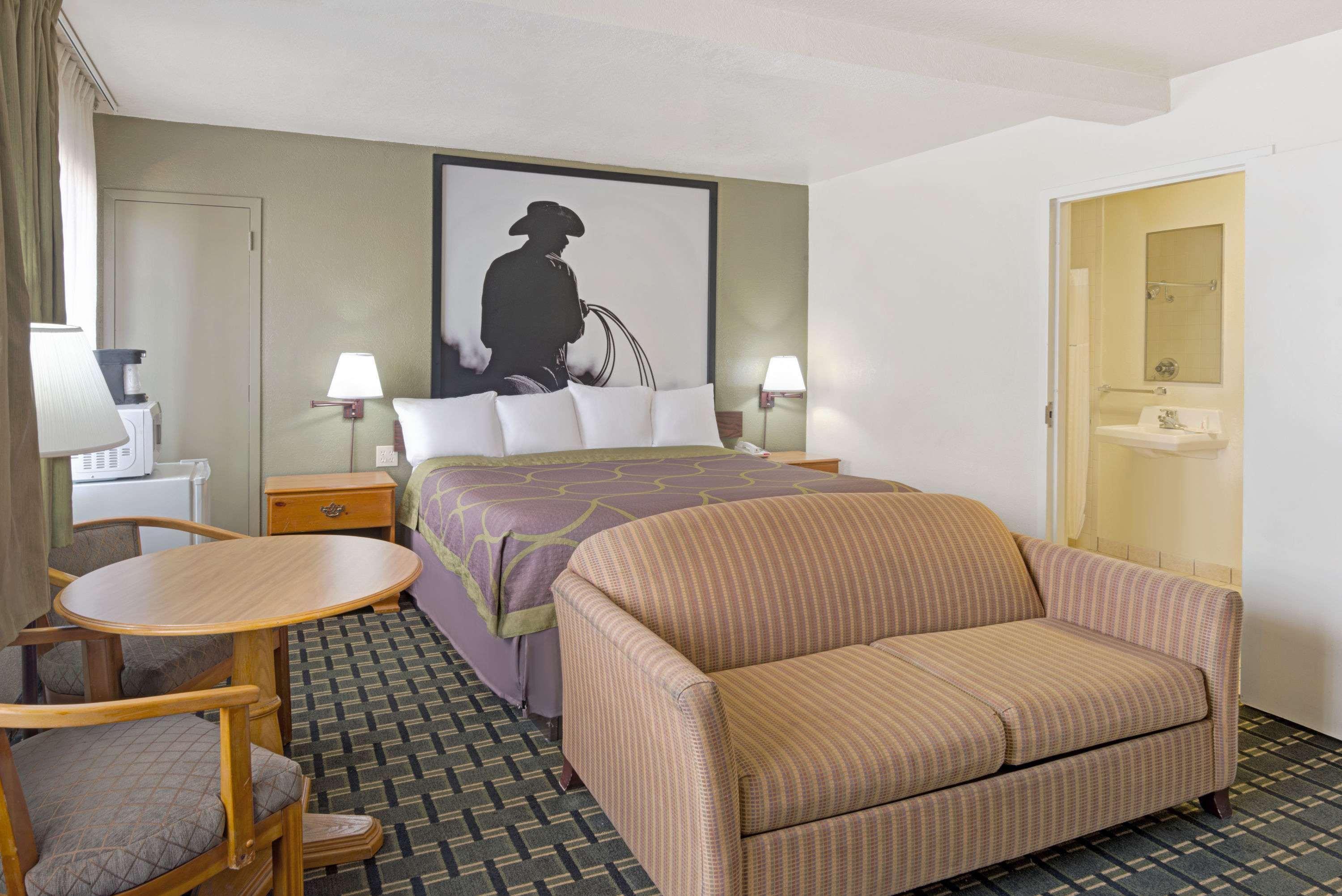 Hotel Super 8 By Wyndham Airport