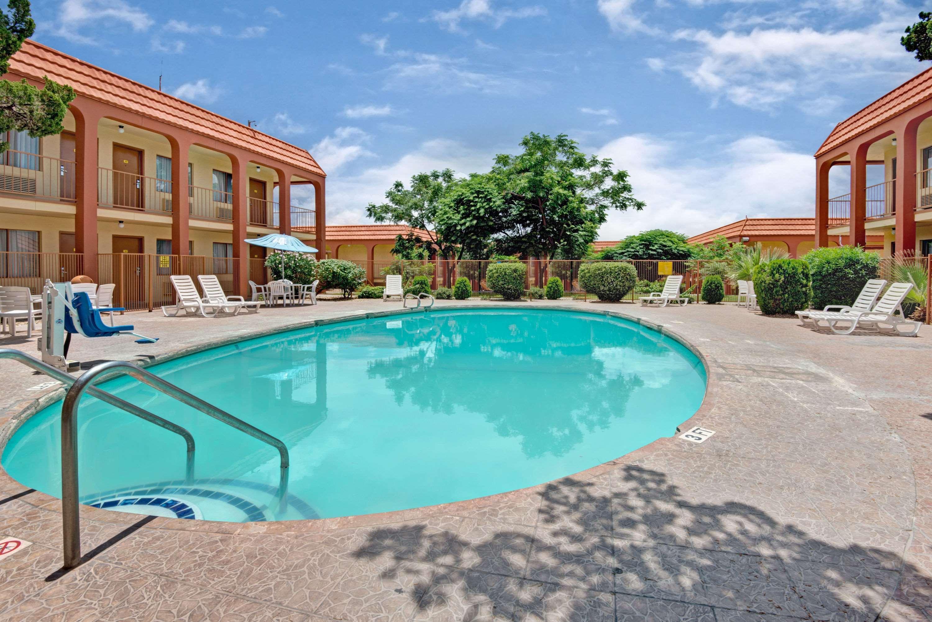 Hotel Super 8 By Wyndham Airport