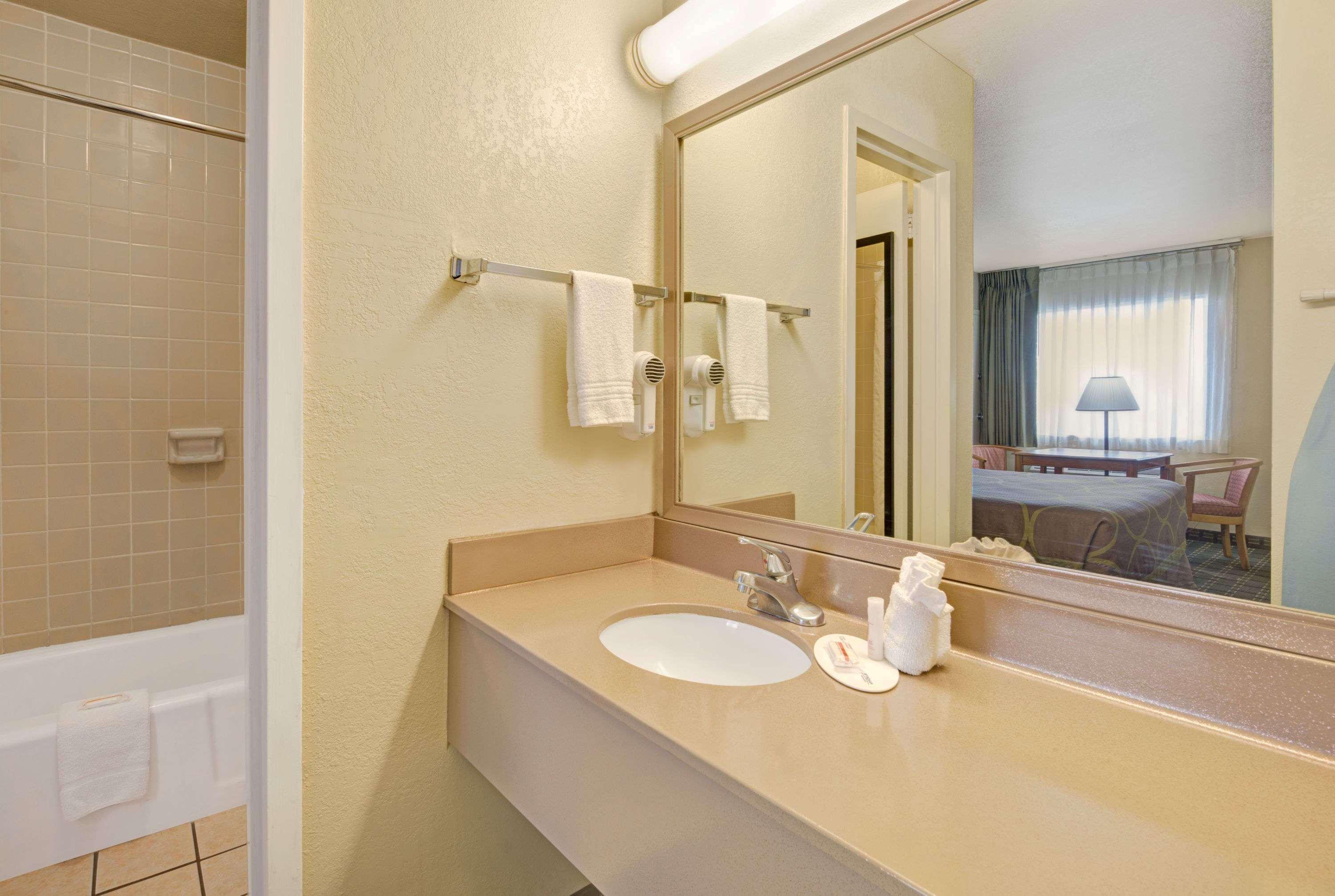 Hotel Super 8 By Wyndham Airport 2*