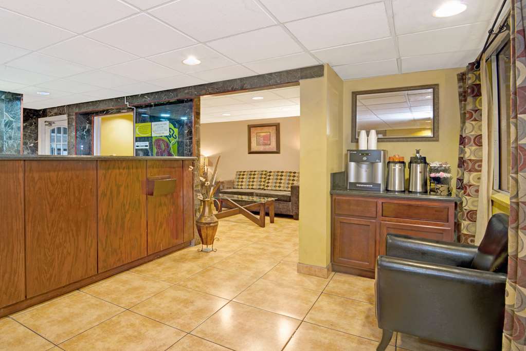 Super 8 By Wyndham Airport Hotel 2*