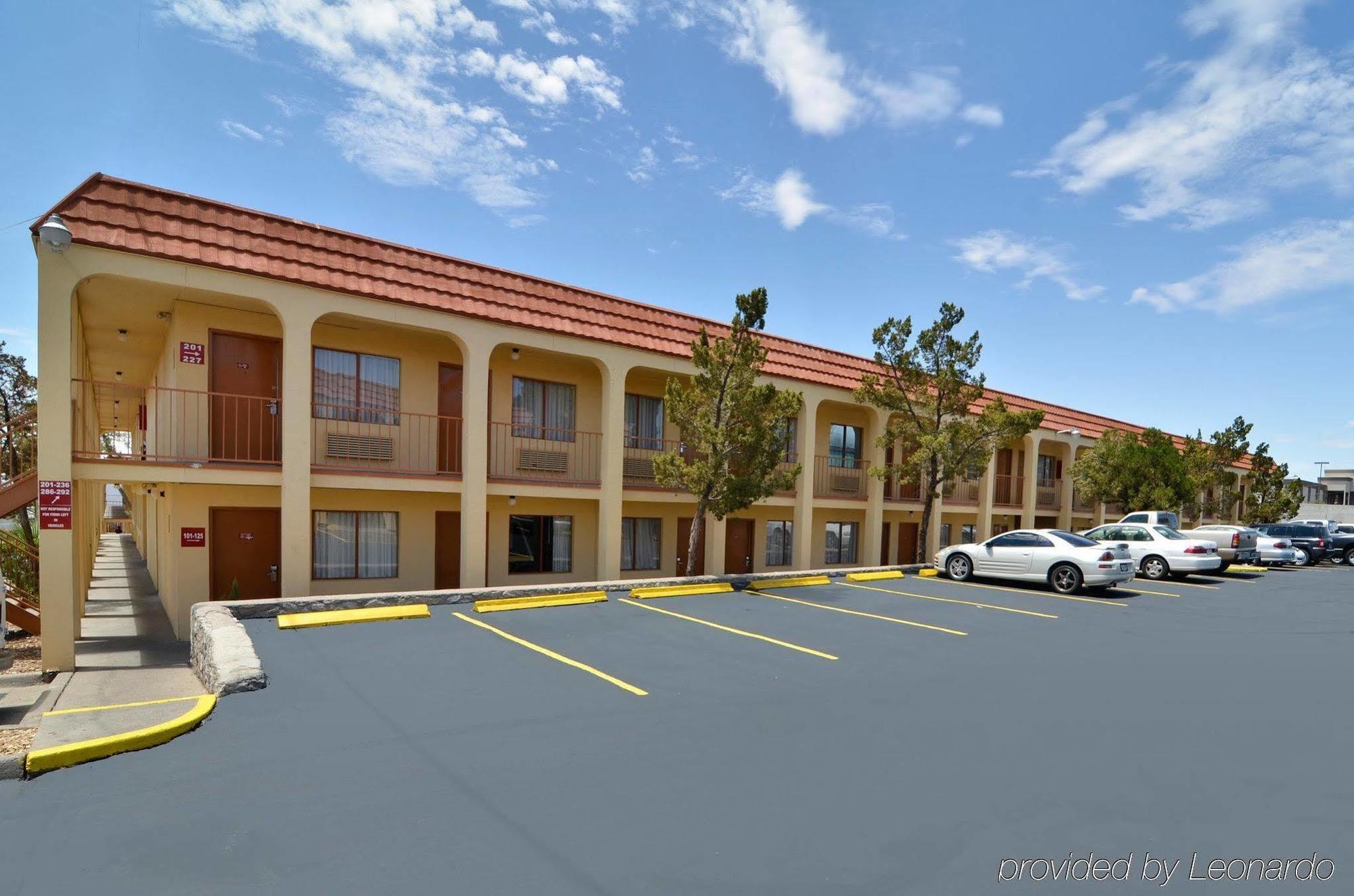 Hotel Super 8 By Wyndham Airport