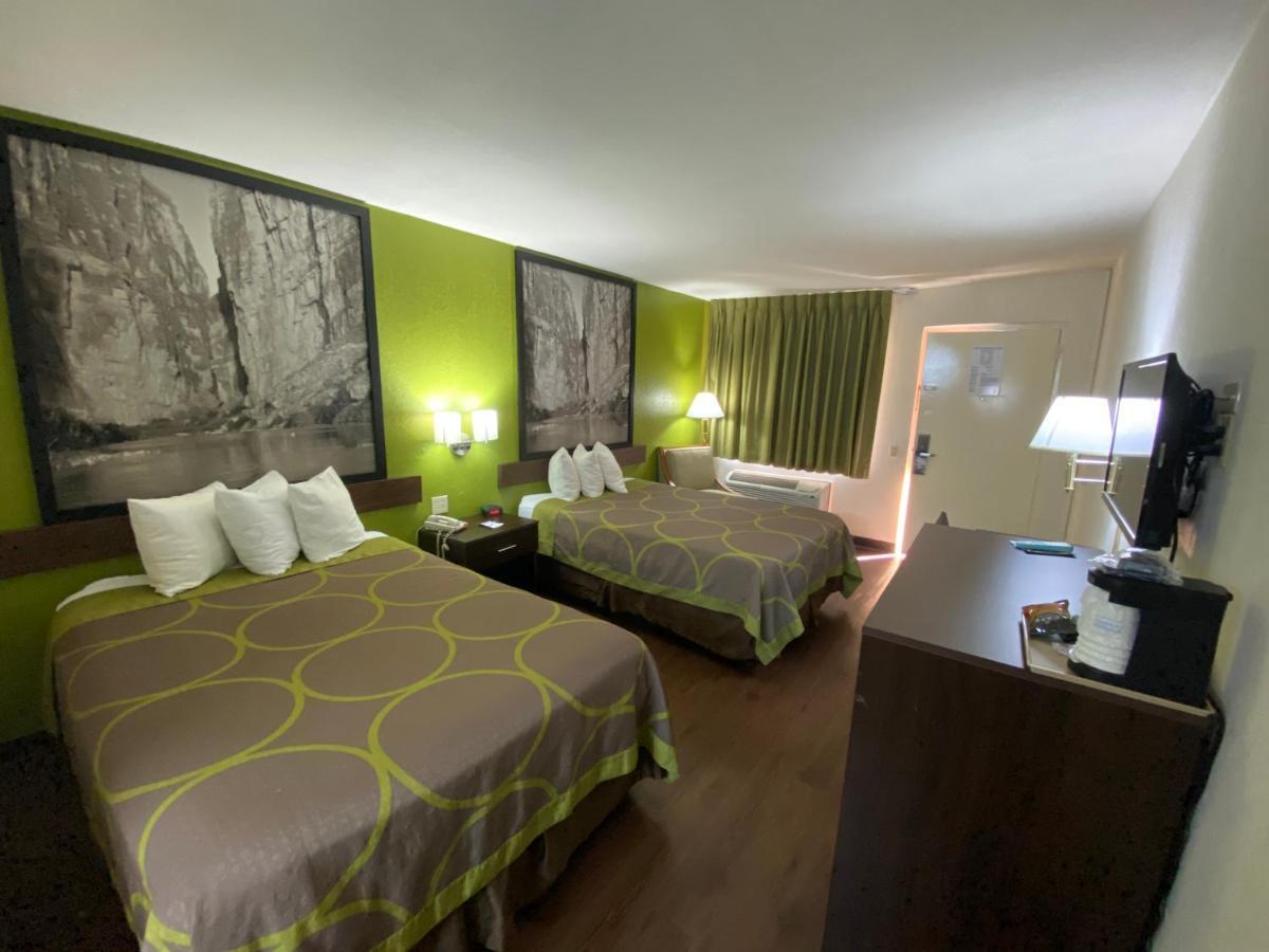 Hotel Super 8 By Wyndham Airport 2*