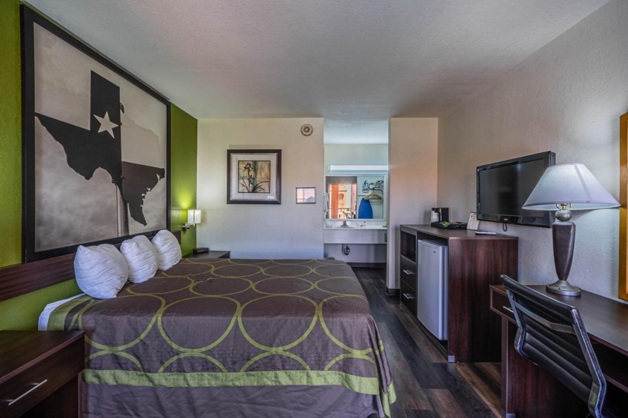 Super 8 By Wyndham Airport
