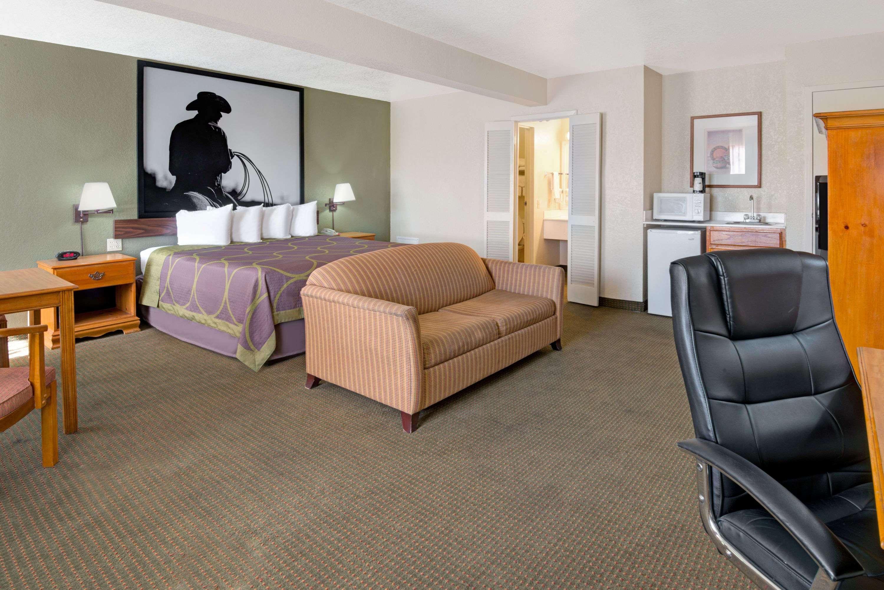 Hotel Super 8 By Wyndham Airport