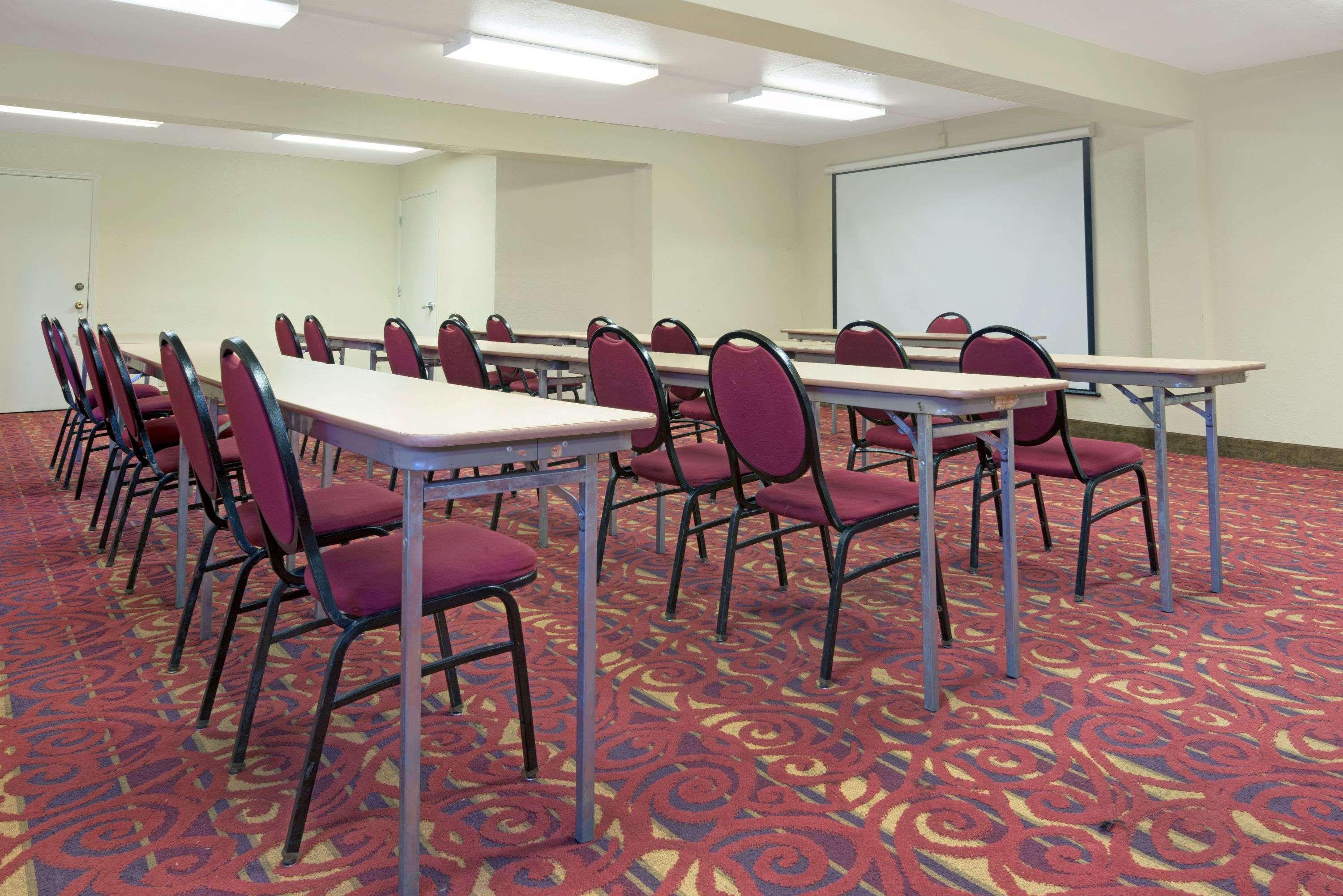 Super 8 By Wyndham Airport Hotel