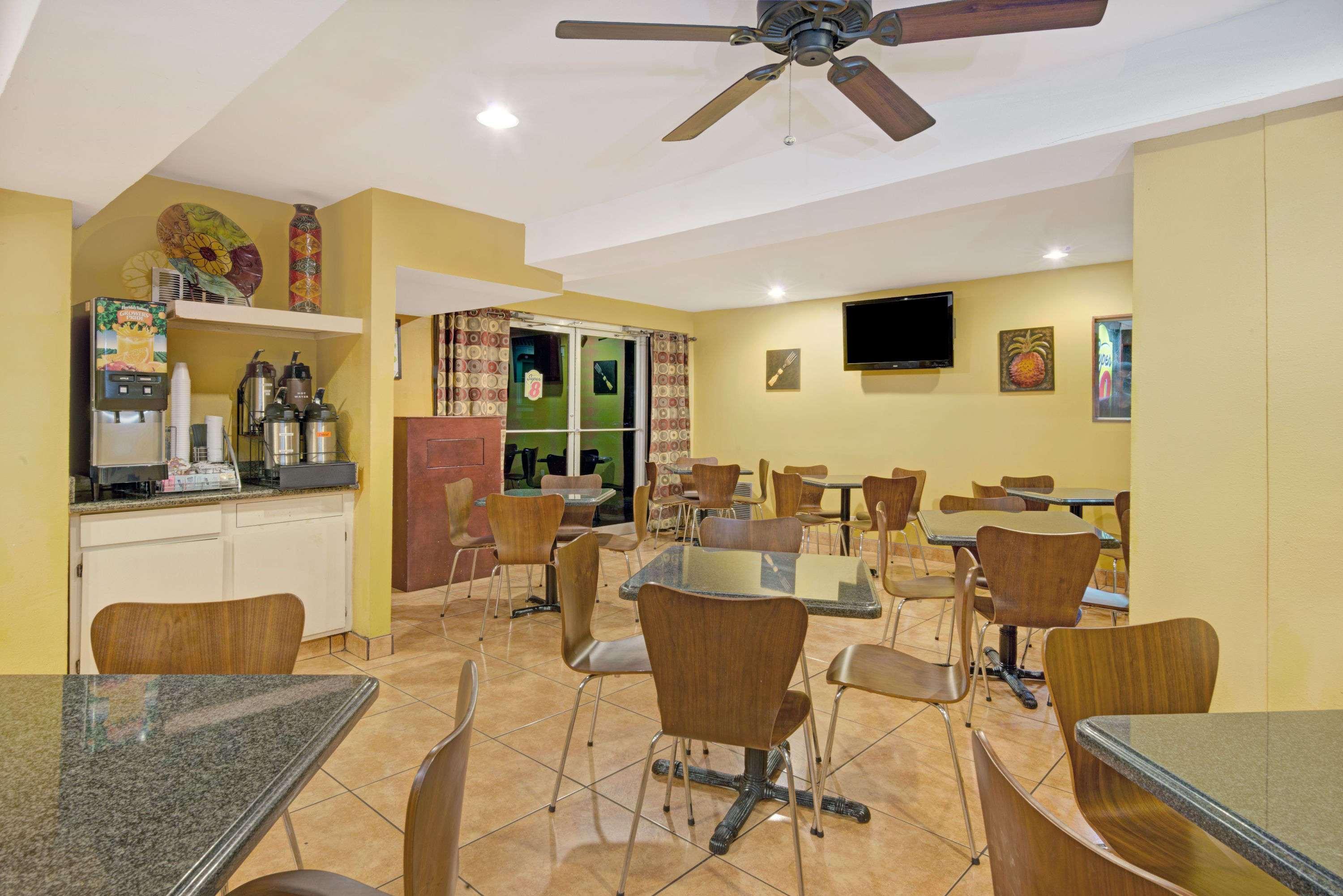 Super 8 By Wyndham Airport 2*