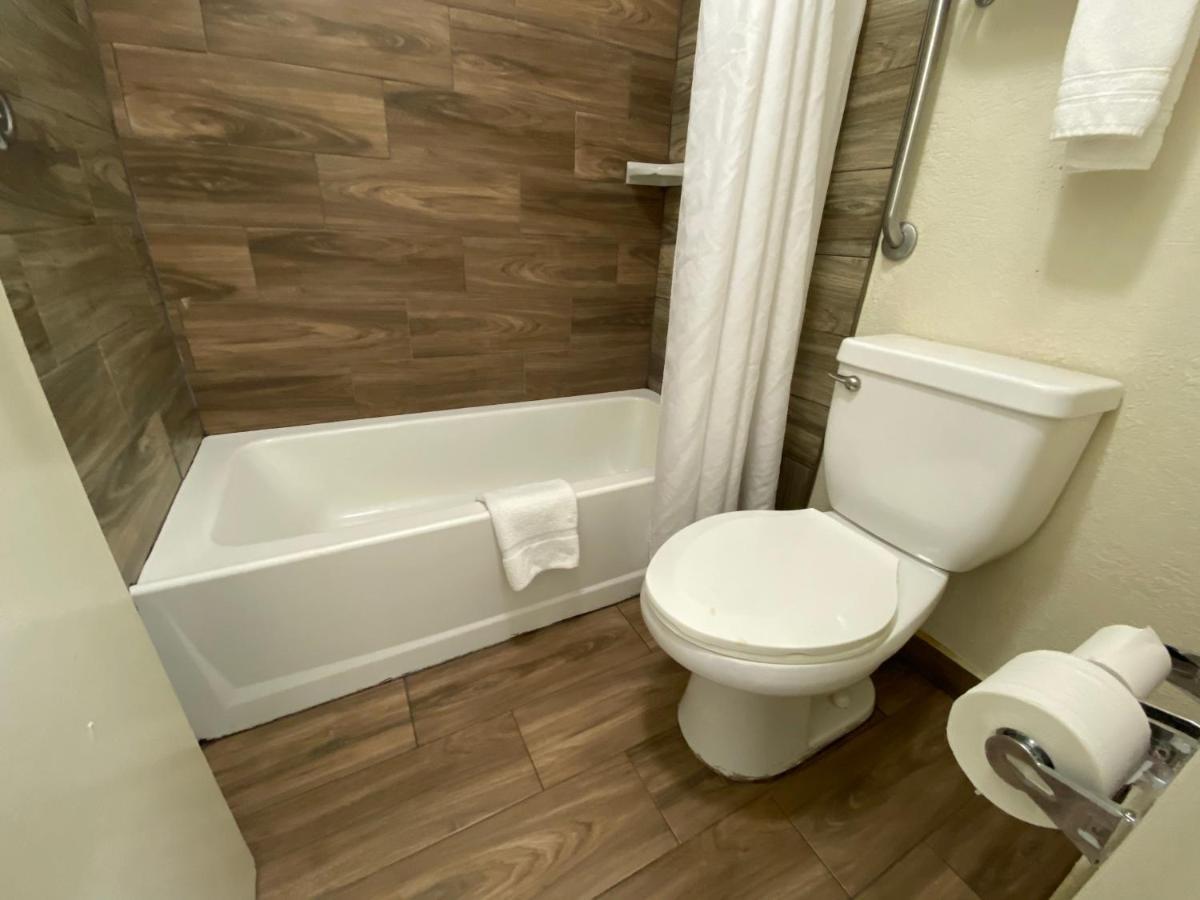 Super 8 By Wyndham Airport 2*